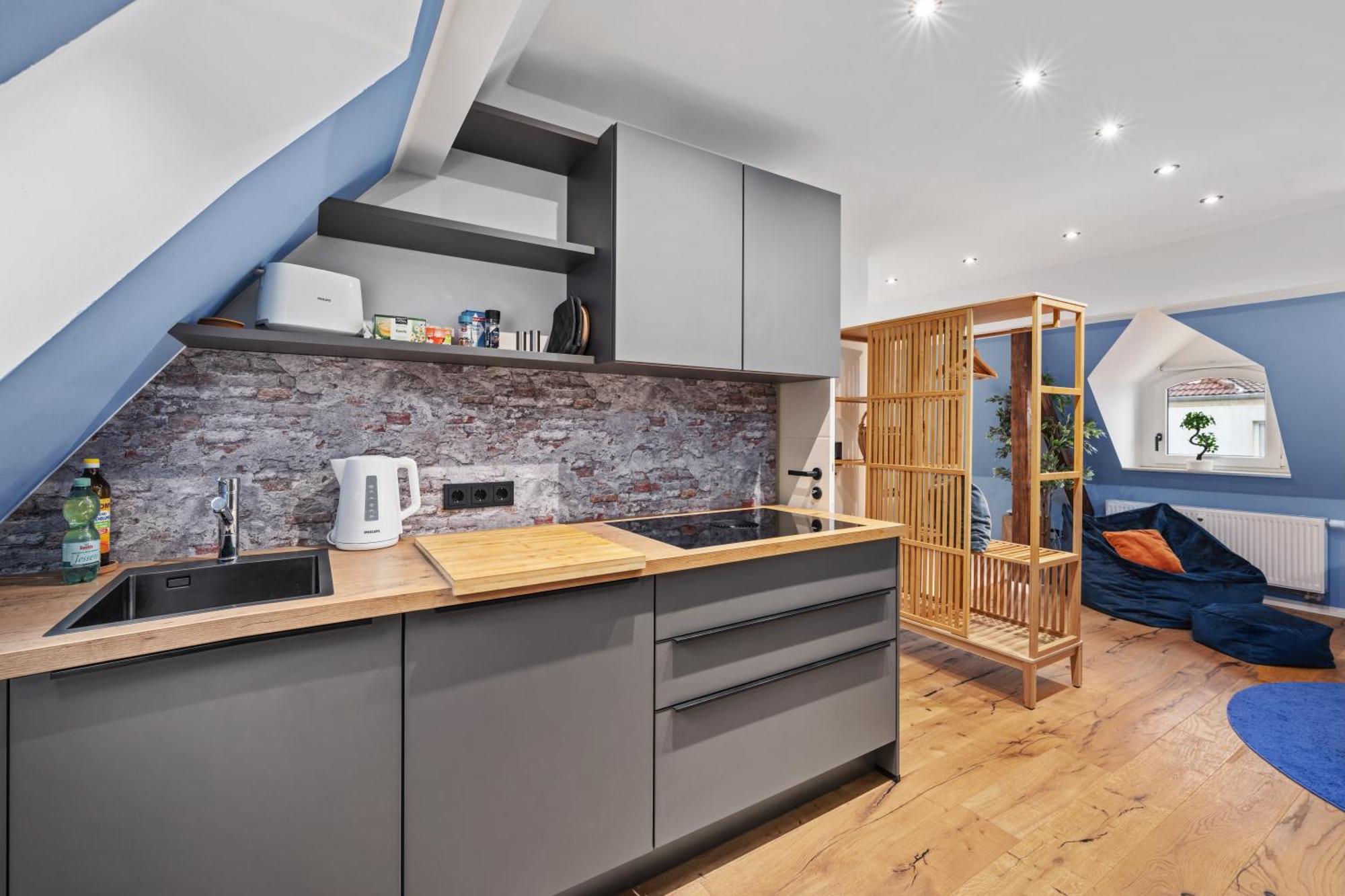 Edler Wohnraum Modernes Vorstadtstudio Mit Emma-Bett, Garten & Kaffeevollautomat Zwickau Bagian luar foto